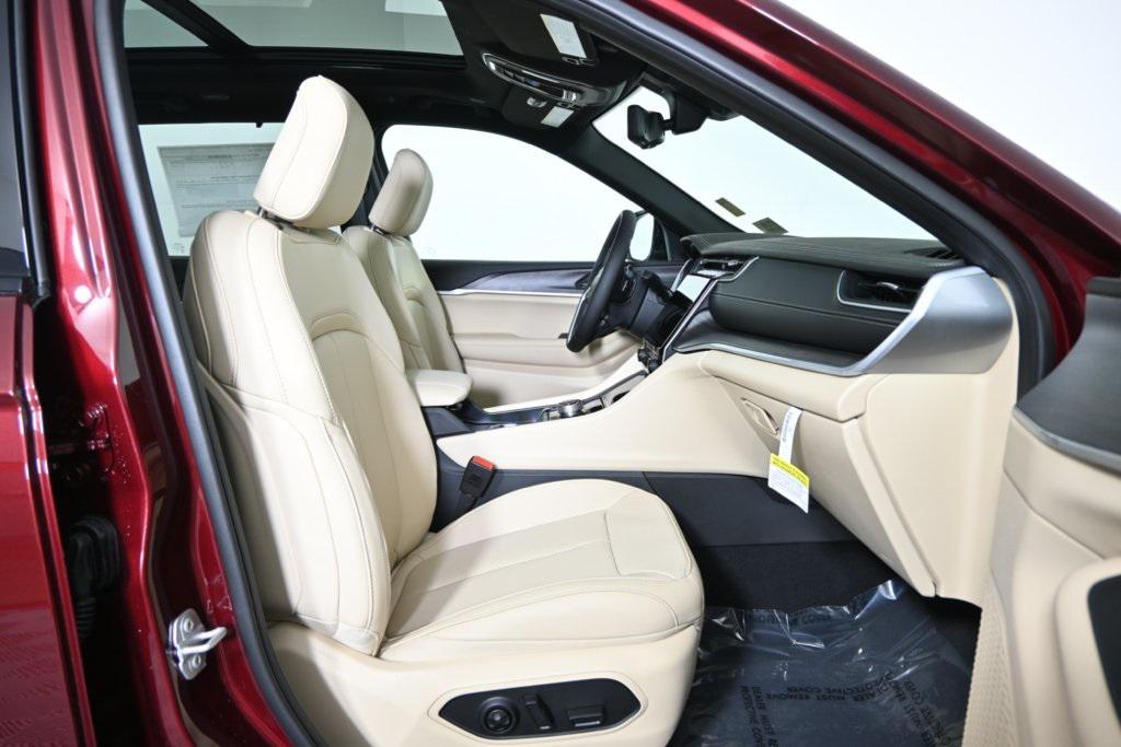 new 2025 Jeep Grand Cherokee car, priced at $45,999