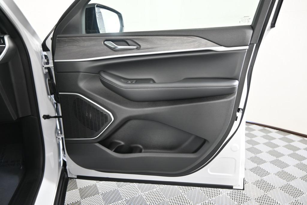 new 2025 Jeep Grand Cherokee car, priced at $44,199