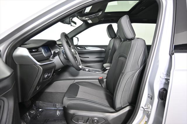 new 2025 Jeep Grand Cherokee car, priced at $38,499