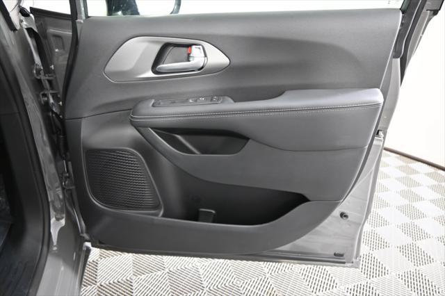 new 2025 Chrysler Pacifica car, priced at $39,999