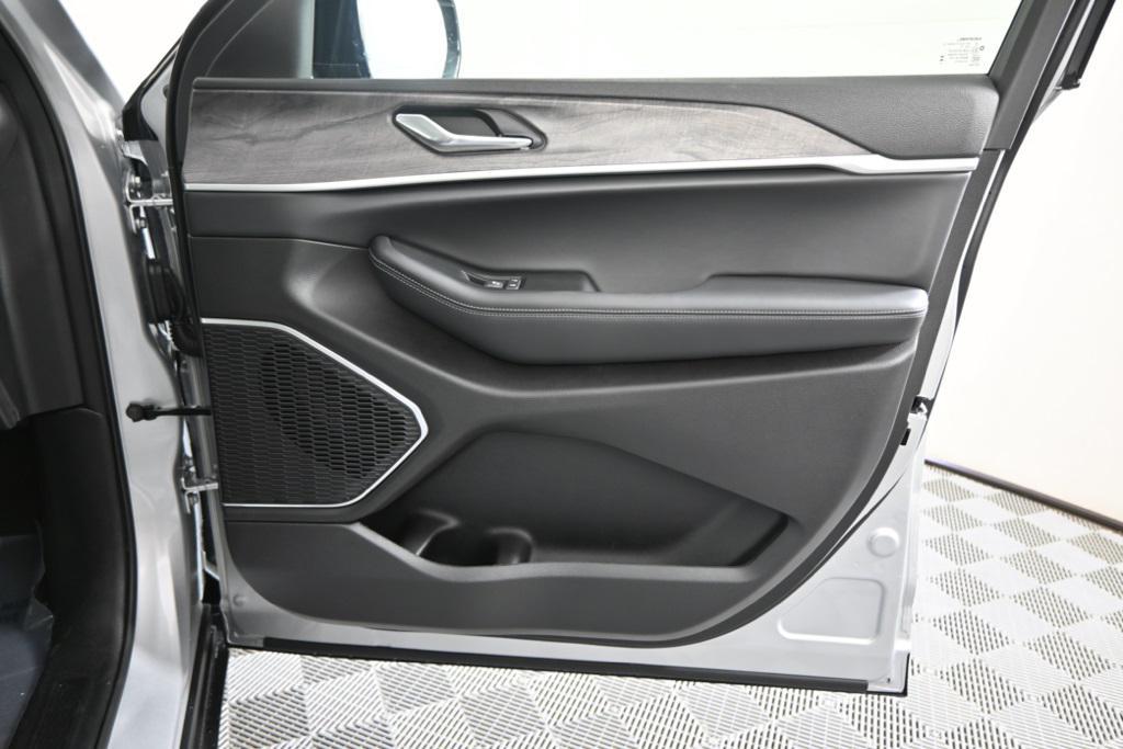 new 2025 Jeep Grand Cherokee L car, priced at $51,472