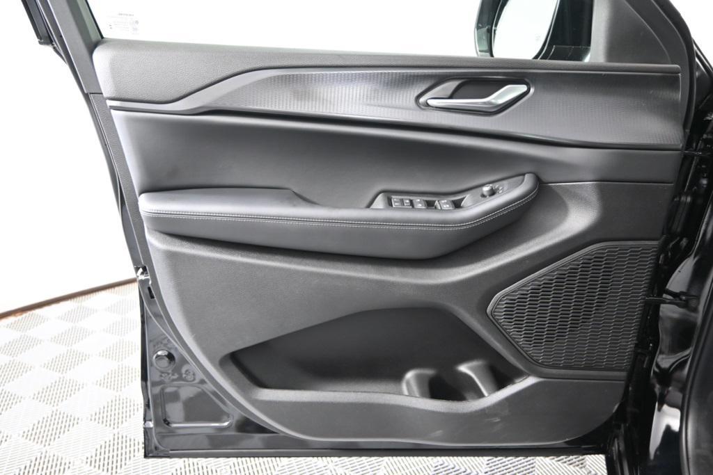 new 2025 Jeep Grand Cherokee car, priced at $39,499