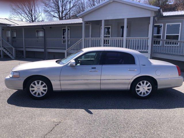 used 2010 Lincoln Town Car car, priced at $10,101