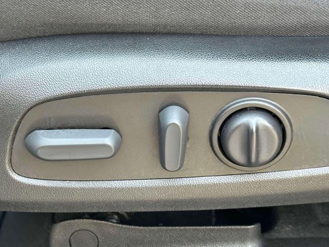 used 2023 Chevrolet Traverse car, priced at $30,998