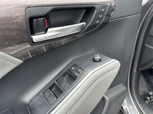 used 2021 Toyota Highlander car, priced at $32,595