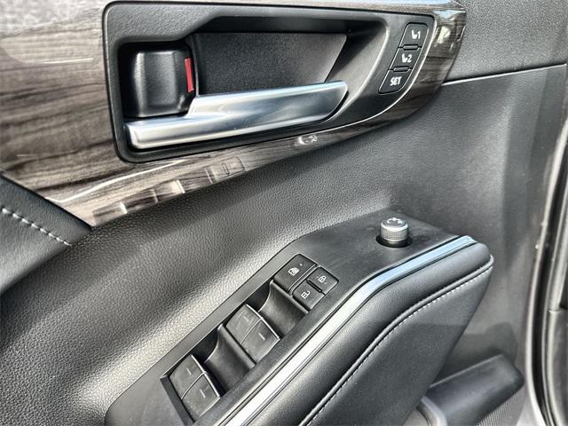 used 2022 Toyota Highlander car, priced at $36,932