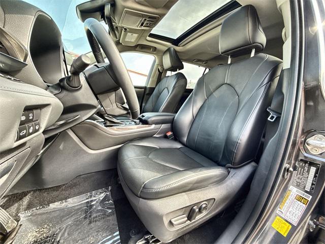 used 2022 Toyota Highlander car, priced at $36,932