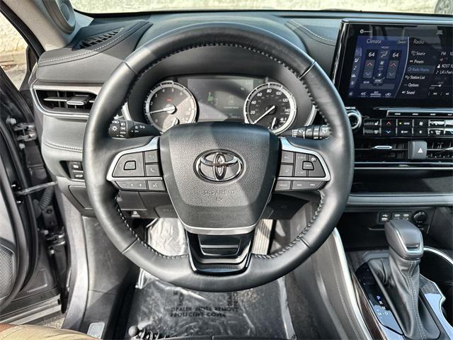 used 2022 Toyota Highlander car, priced at $36,932
