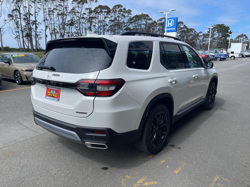 new 2025 Honda Pilot car, priced at $52,405