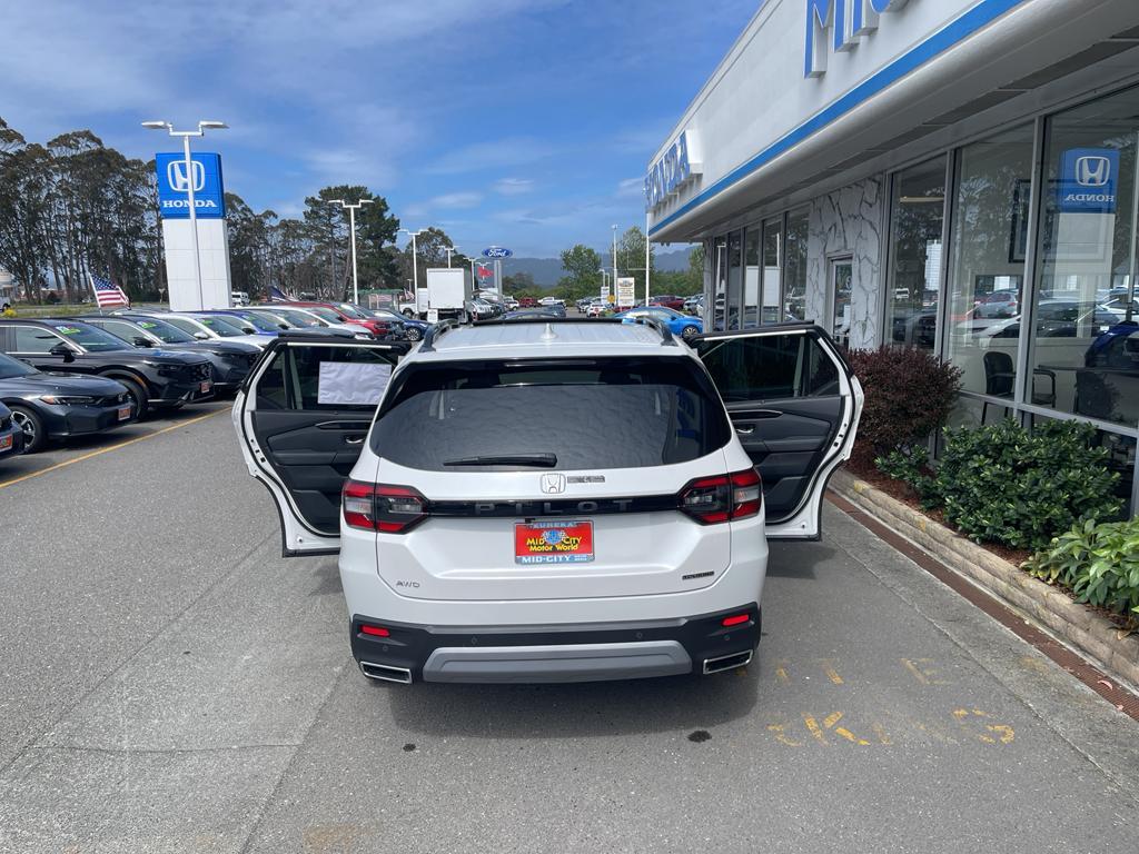 new 2025 Honda Pilot car, priced at $52,405