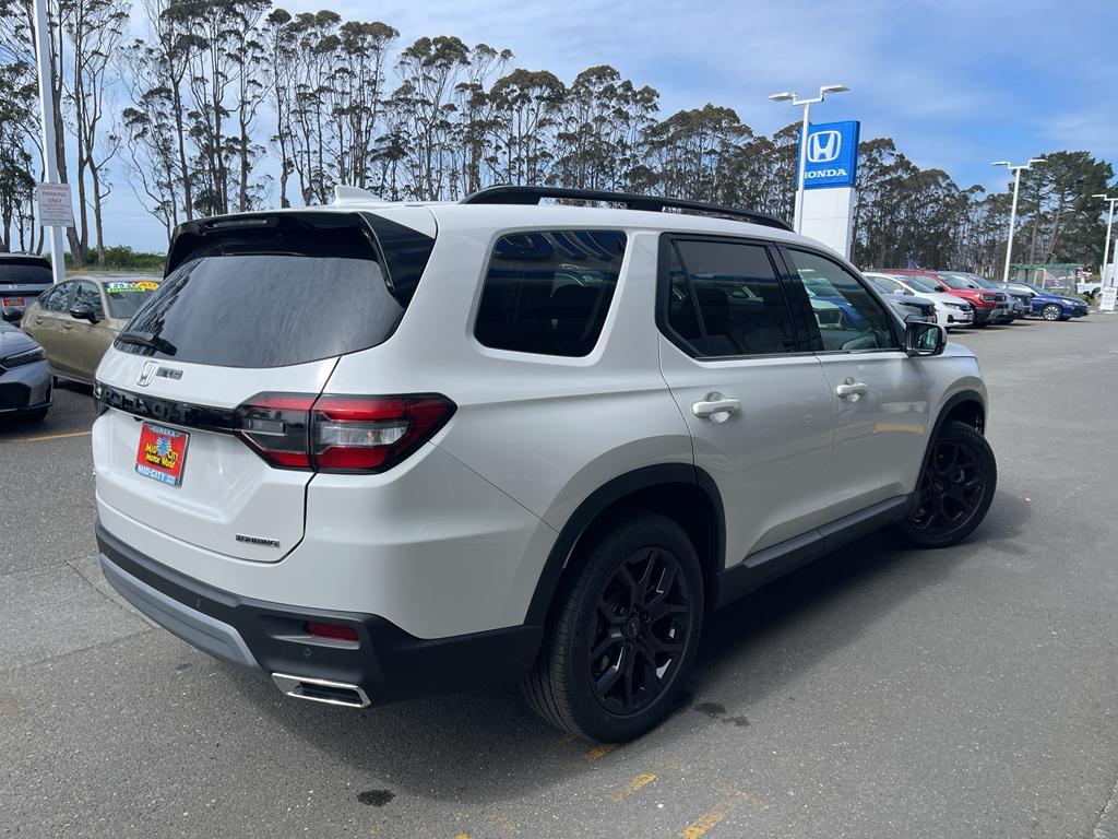 new 2025 Honda Pilot car, priced at $52,405