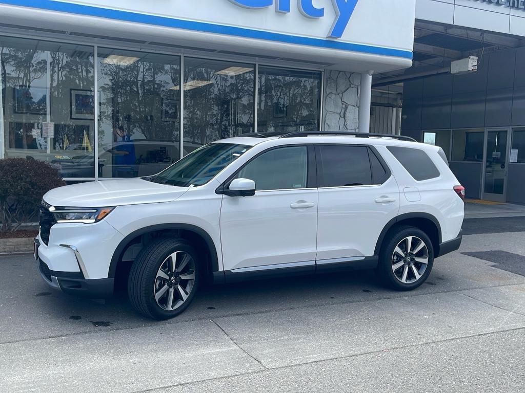 new 2025 Honda Pilot car, priced at $54,985