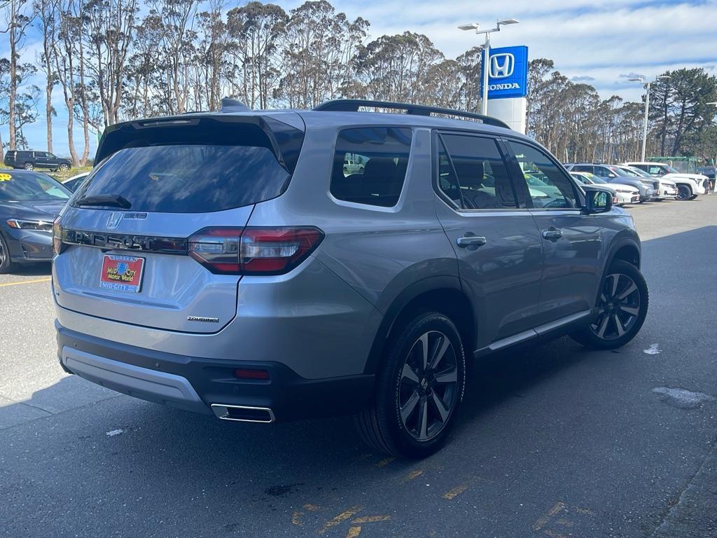 new 2025 Honda Pilot car, priced at $51,050
