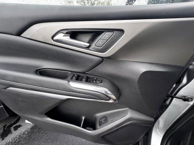 used 2025 Chevrolet Traverse car, priced at $35,555