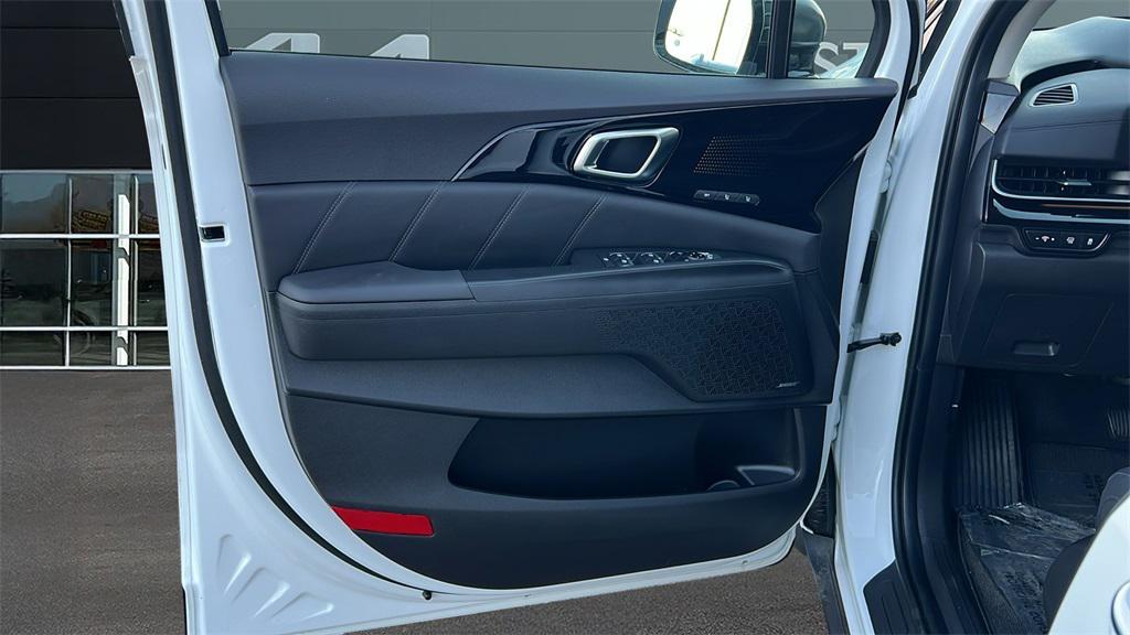 new 2026 Kia Carnival Hybrid car, priced at $55,550