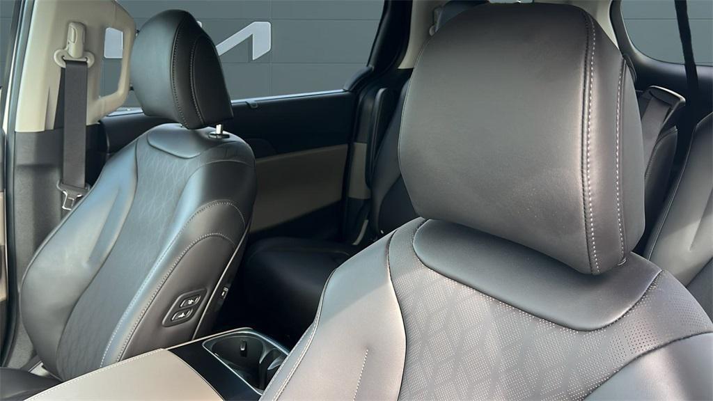 new 2026 Kia Carnival Hybrid car, priced at $50,460