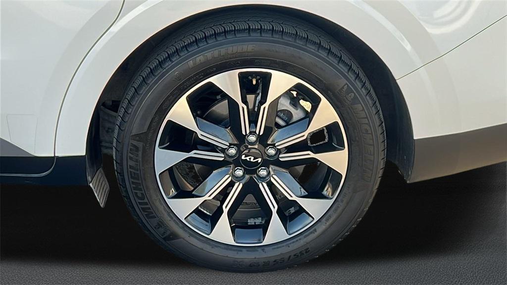 used 2024 Kia Carnival car, priced at $35,624