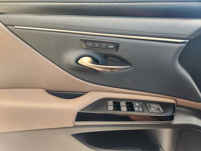 new 2025 Lexus ES 300h car, priced at $51,609