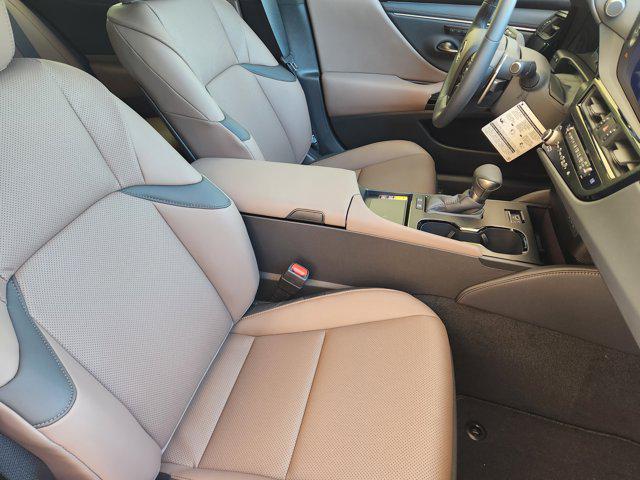 new 2025 Lexus ES 300h car, priced at $51,609