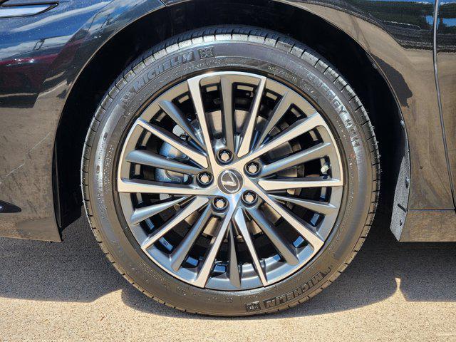 new 2025 Lexus ES 300h car, priced at $51,930