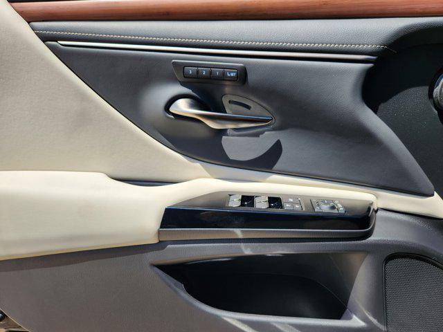 new 2025 Lexus ES 300h car, priced at $51,930