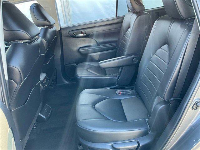 used 2023 Toyota Highlander car