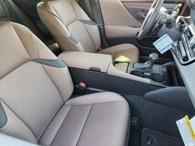 new 2025 Lexus ES 300h car, priced at $51,019