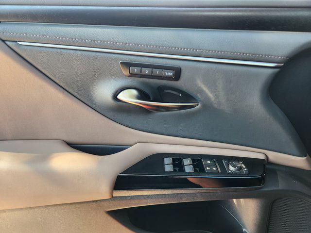 new 2025 Lexus ES 300h car, priced at $51,019