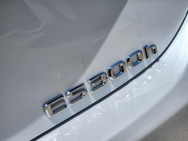 new 2025 Lexus ES 300h car, priced at $51,299