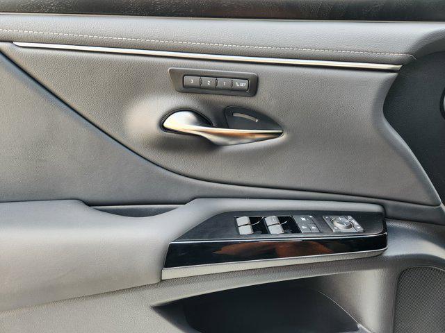 new 2025 Lexus ES 300h car, priced at $51,299