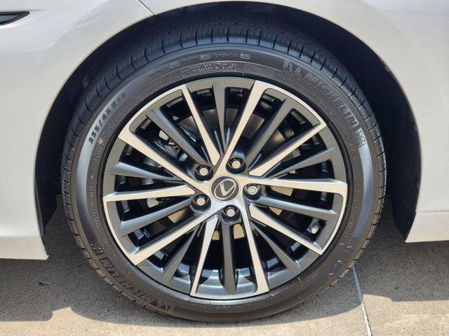 new 2025 Lexus ES 300h car, priced at $51,299