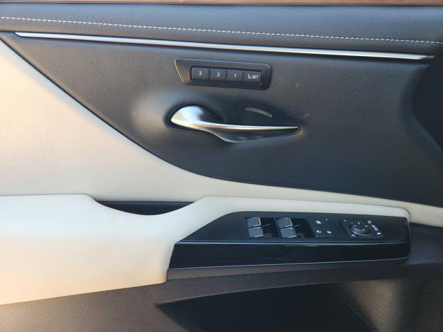 new 2025 Lexus ES 300h car, priced at $51,019