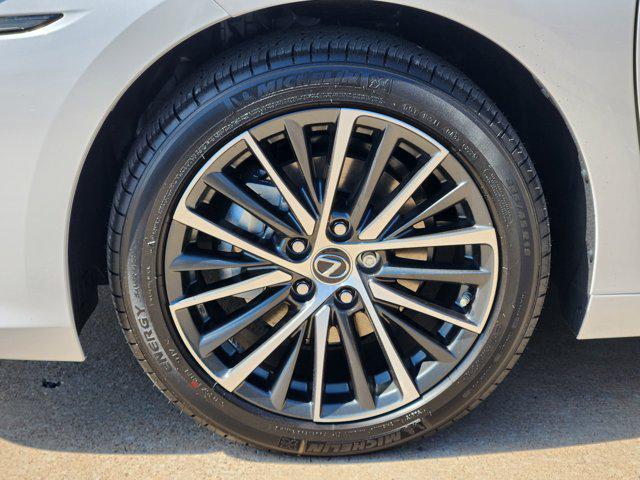 new 2025 Lexus ES 300h car, priced at $51,519