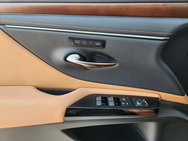new 2025 Lexus ES 300h car, priced at $51,519