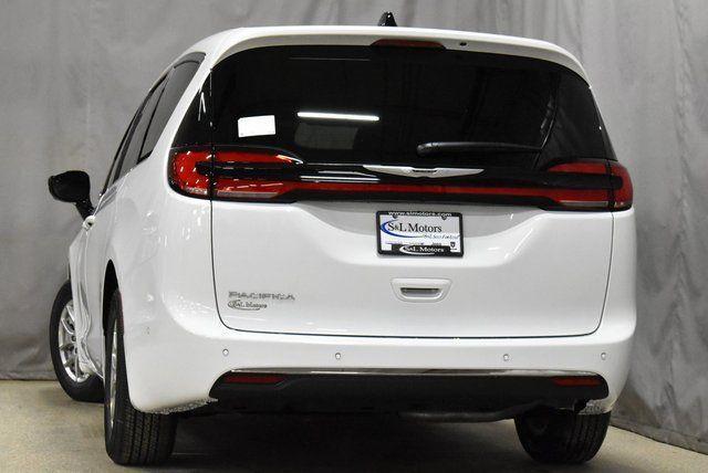 new 2024 Chrysler Pacifica car, priced at $42,695