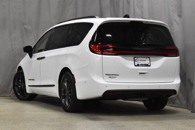 new 2024 Chrysler Pacifica car, priced at $41,095