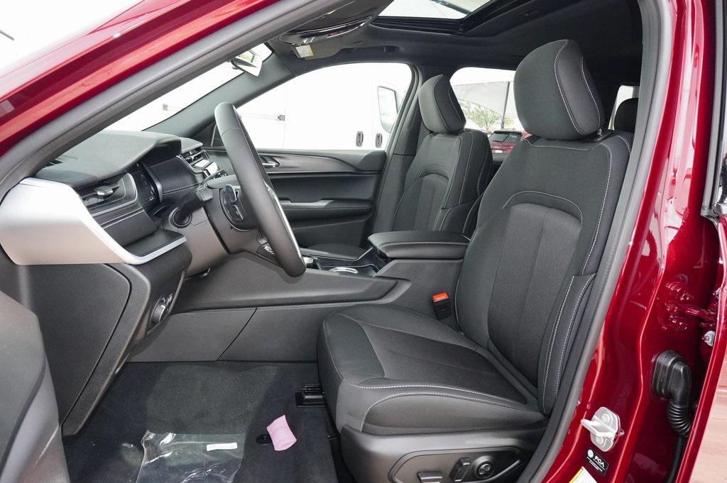 new 2025 Jeep Grand Cherokee car, priced at $38,696