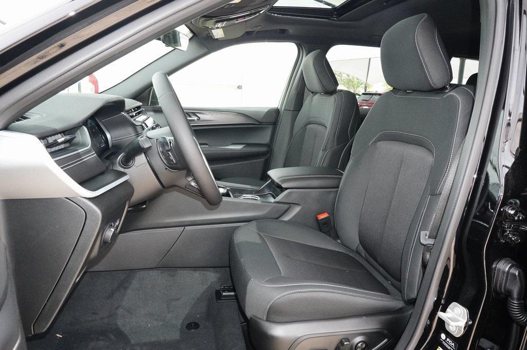 new 2025 Jeep Grand Cherokee car, priced at $38,696