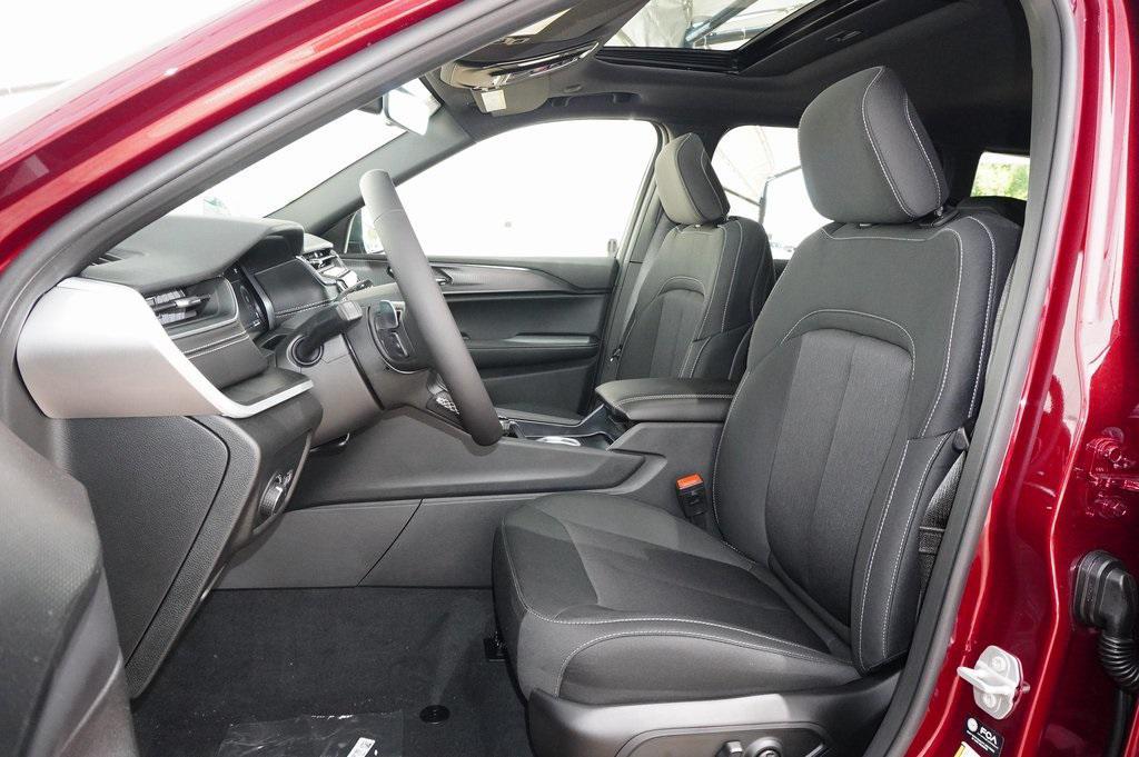 new 2025 Jeep Grand Cherokee car, priced at $35,796