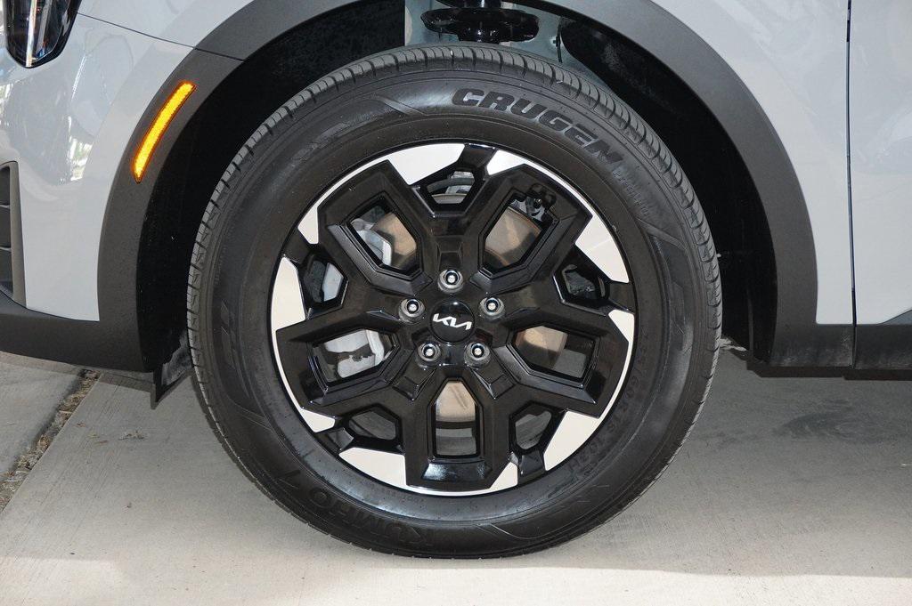 used 2025 Kia Sorento car, priced at $31,999