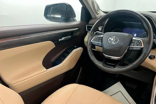 used 2021 Toyota Highlander car, priced at $39,069