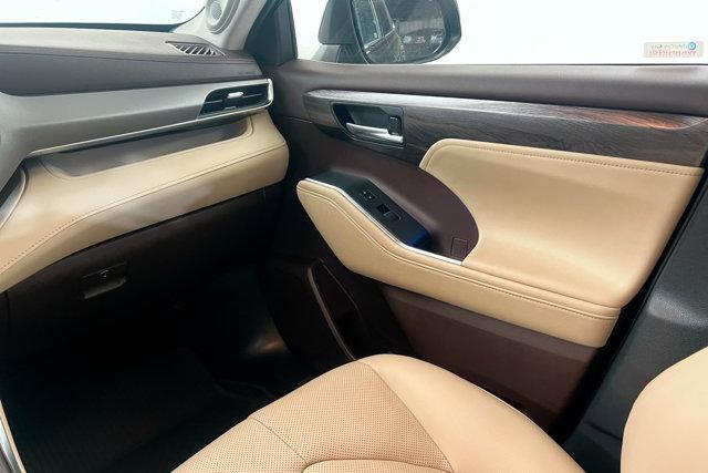 used 2021 Toyota Highlander car, priced at $39,069