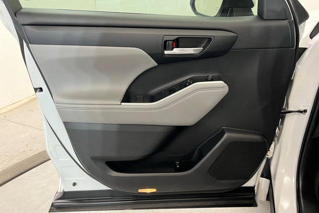 used 2022 Toyota Highlander car, priced at $33,932