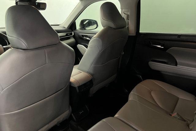 used 2022 Toyota Highlander car, priced at $33,932