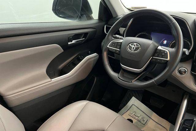 used 2022 Toyota Highlander car, priced at $33,932