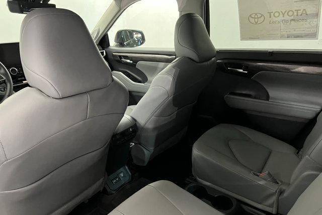 new 2025 Toyota Highlander Hybrid car, priced at $57,457