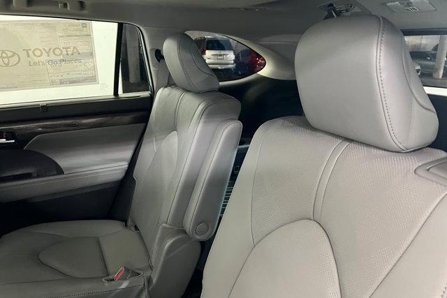 new 2025 Toyota Highlander Hybrid car, priced at $57,457