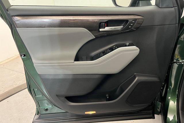 new 2025 Toyota Highlander Hybrid car, priced at $57,457