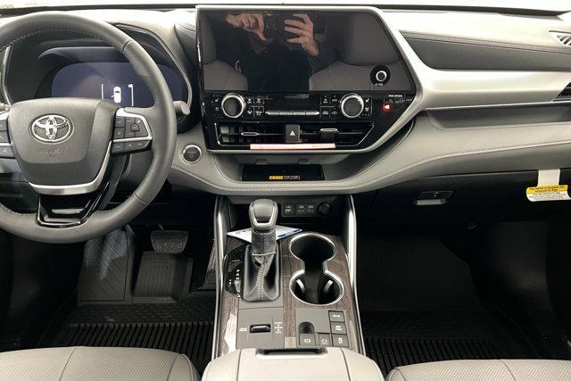 new 2025 Toyota Highlander Hybrid car, priced at $57,457