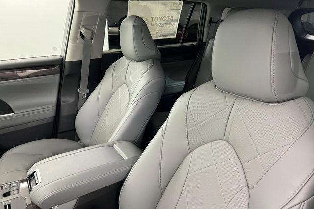 new 2025 Toyota Highlander Hybrid car, priced at $57,457